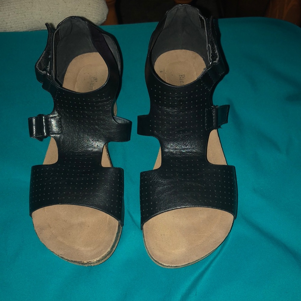 Black wedges